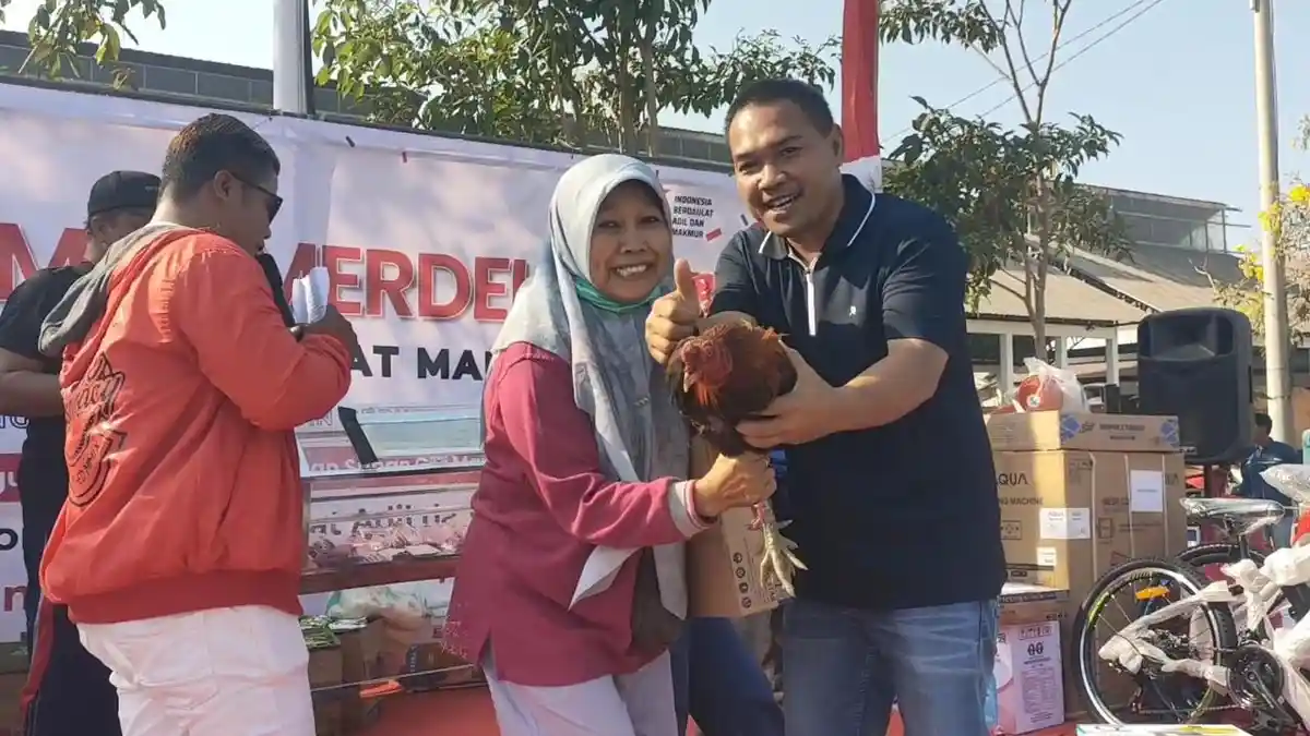 Warga antusias ikuti lomba senam kemerdekaan di Manyar Gresik dengan hadiah ayam hidup