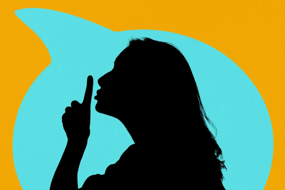 Pasangan suami istri berdiskusi santai di ruang keluarga rumah modern