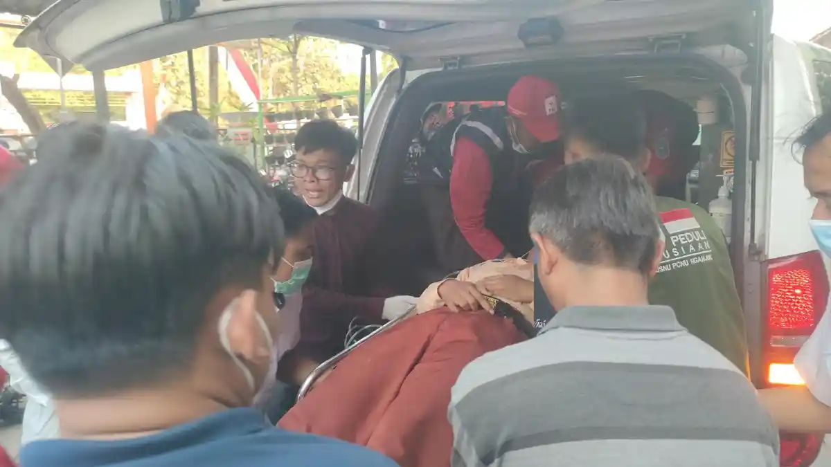 Kepanikan keluarga saat puluhan siswa SMAN 3 Nganjuk dilarikan ke rumah sakit akibat diduga keracunan menu MBG