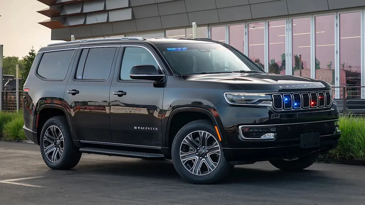 Kendaraan SUV dan truk pikap pabrikan Stellantis di jalan raya Amerika Serikat