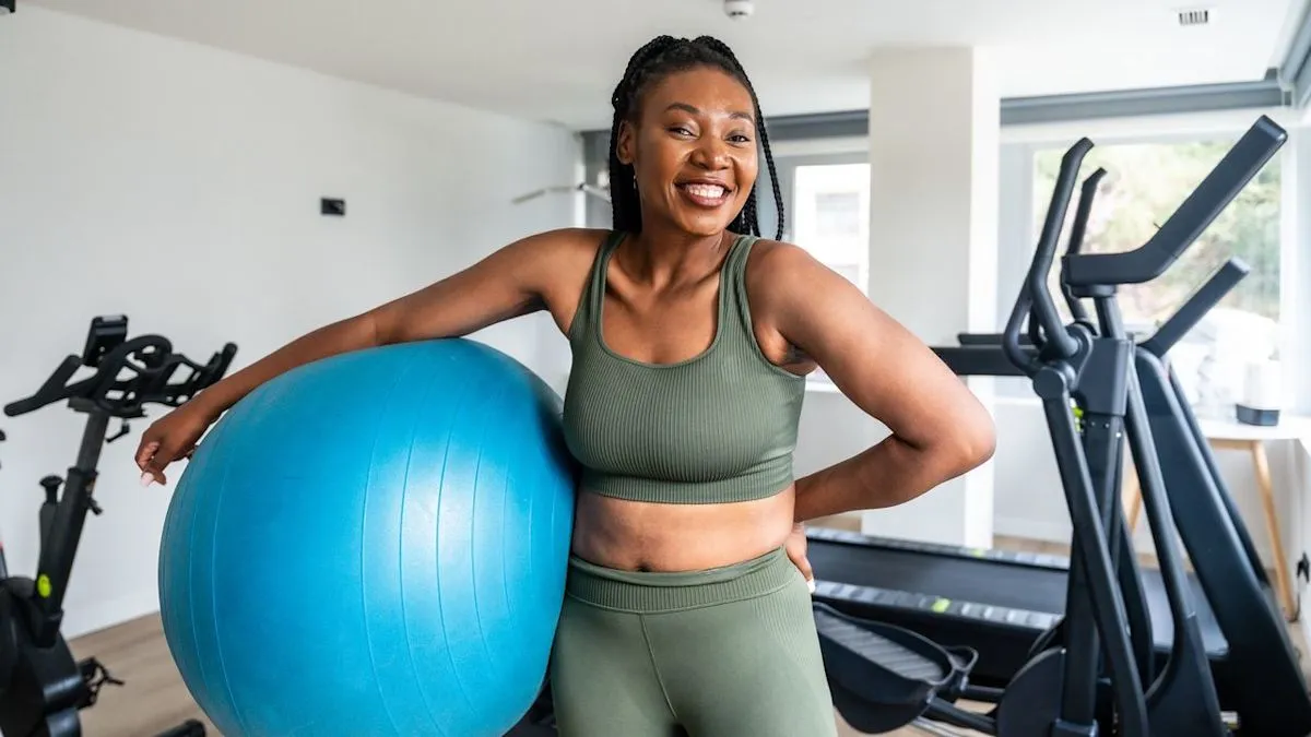 Stephanie McNally mempraktikkan stability ball dead bug untuk deadlift