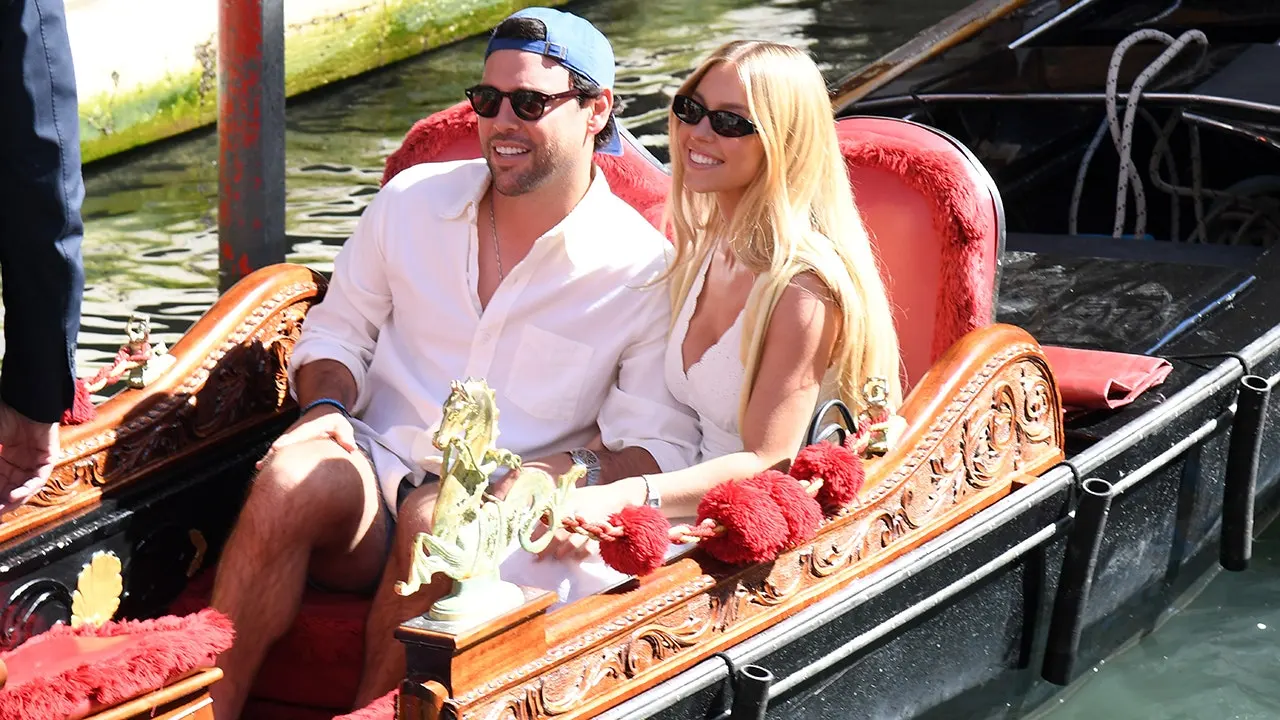 Sydney Sweeney dan Scooter Braun pamer kemesraan saat naik gondola di Venice