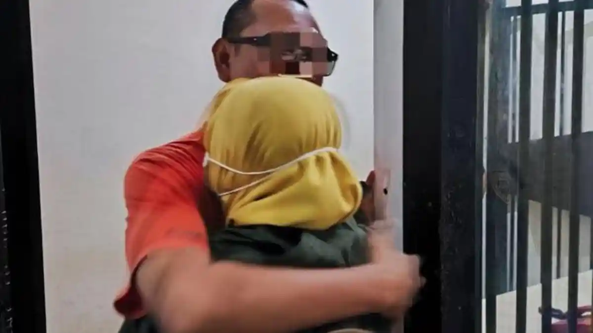 Suasana haru saat tahanan di Polres Gresik dapat kesempatan peluk anak dan istri