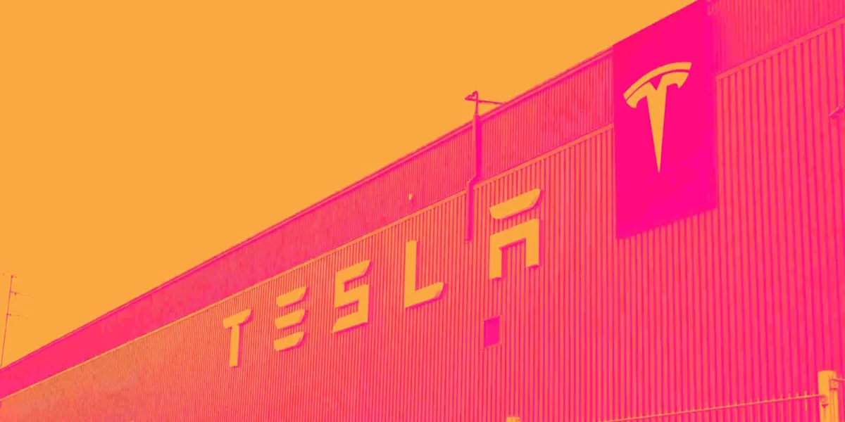 Kendaraan otonom Tesla Cybercab tanpa setir dan pedal di pabrik Texas