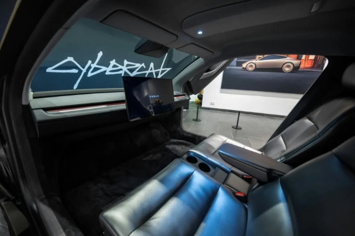 Tesla luncurkan robotaksi otonom Cybercab tanpa setir di Austin Texas