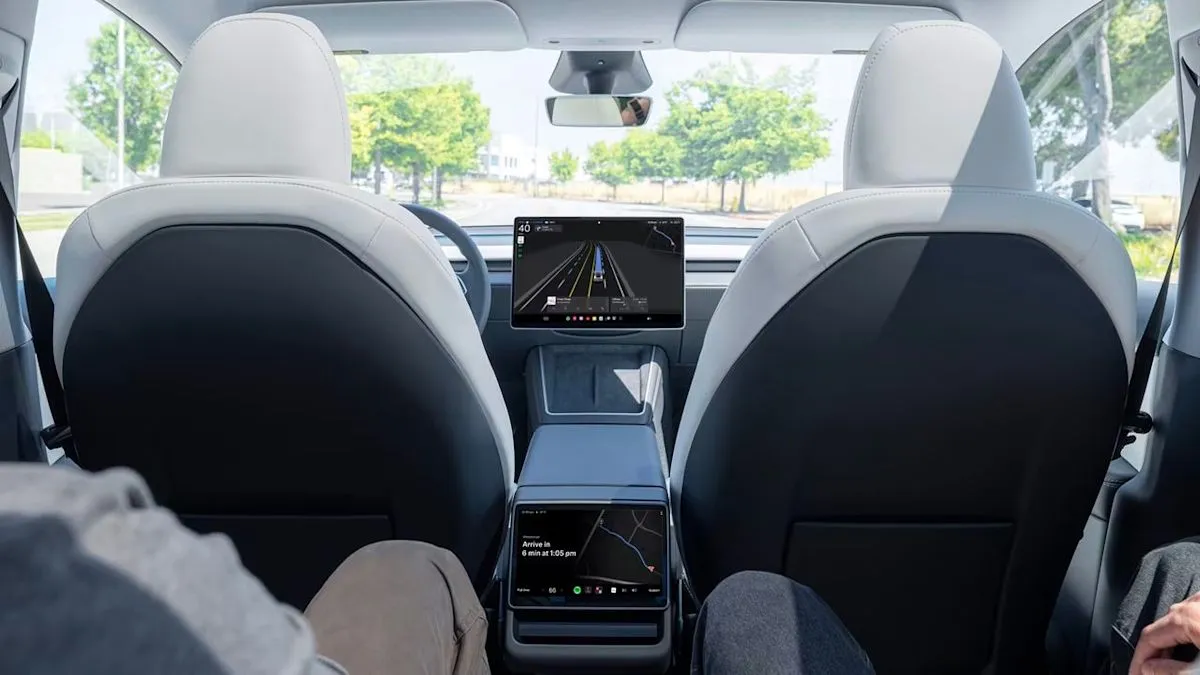 Tesla Robotaxi menabrak pembatas jalan saat uji coba publik Cybercab