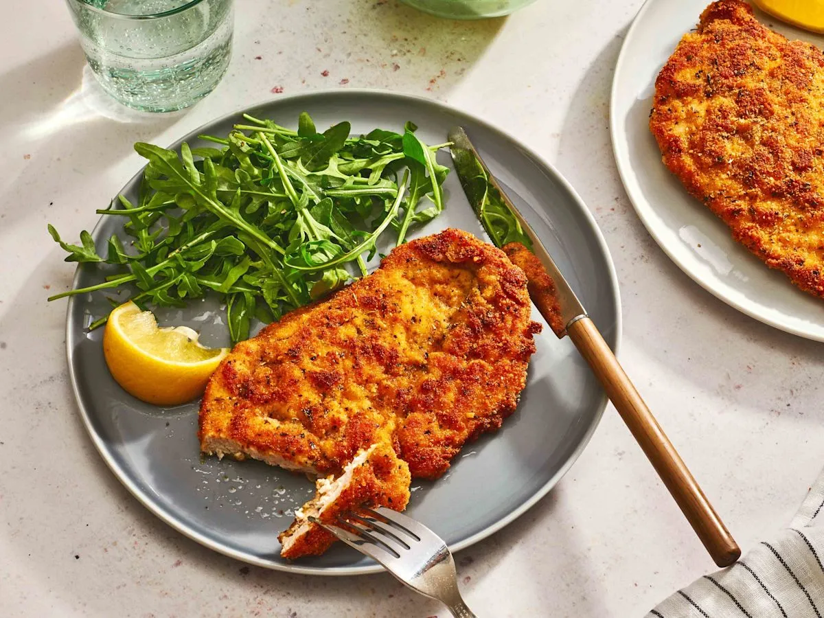 Tips memasak ayam krispi ala Italia dengan teknik Chicken Milanese yang renyah