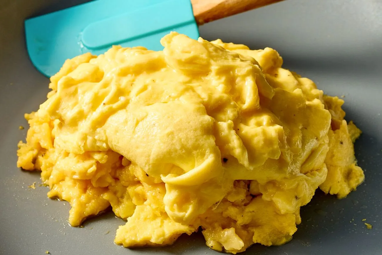 Tips memasak telur orak-arik lembut dan fluffy menggunakan minyak zaitun