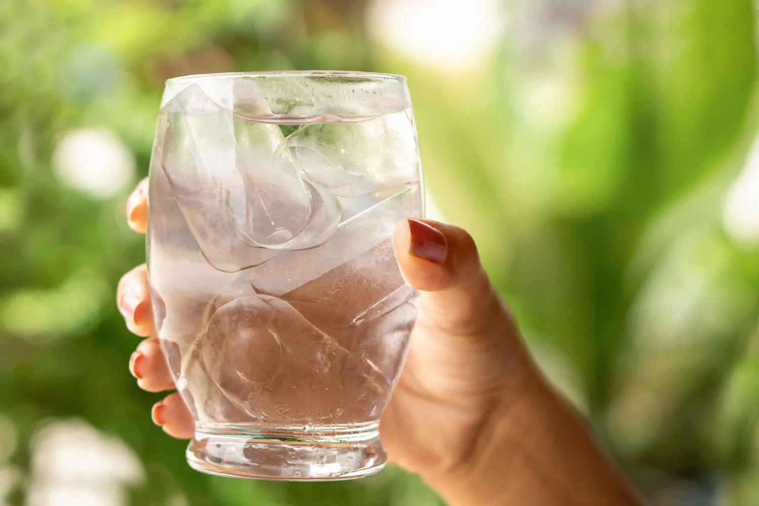 Tips membuat air putih lebih segar dengan irisan buah beku di rumah