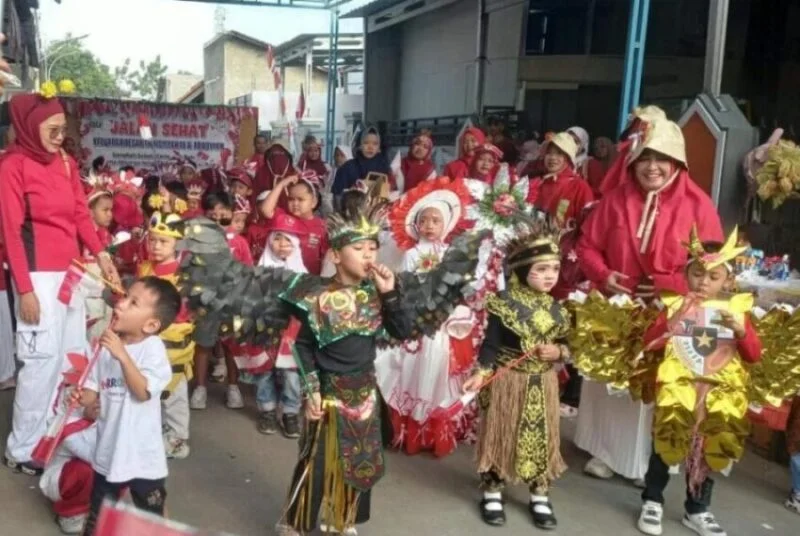 Siswa TK Aisyiyah Tegal tampil kreatif dalam jalan sehat HUT RI