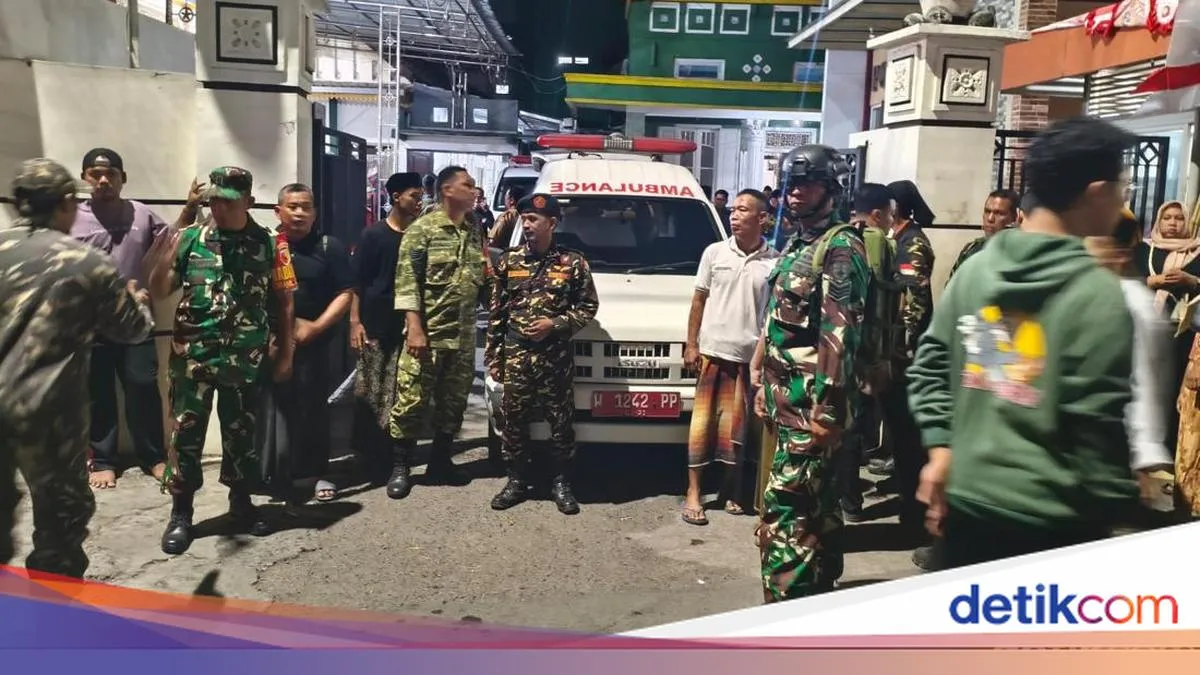 TNI dan Banser berjaga ketat di Ponpes Manbaul Hikam Sidoarjo pasca insiden keracunan MBG