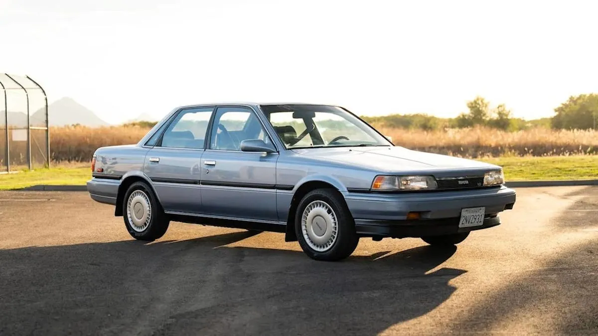 Toyota Camry LE V6 tahun 1989 dengan jarak tempuh rendah dilelang tanpa reserve