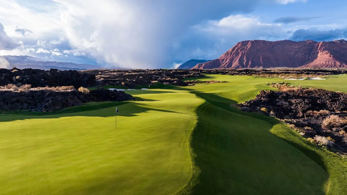 Pemandangan lapangan golf premium yang menjadi lokasi liburan grup