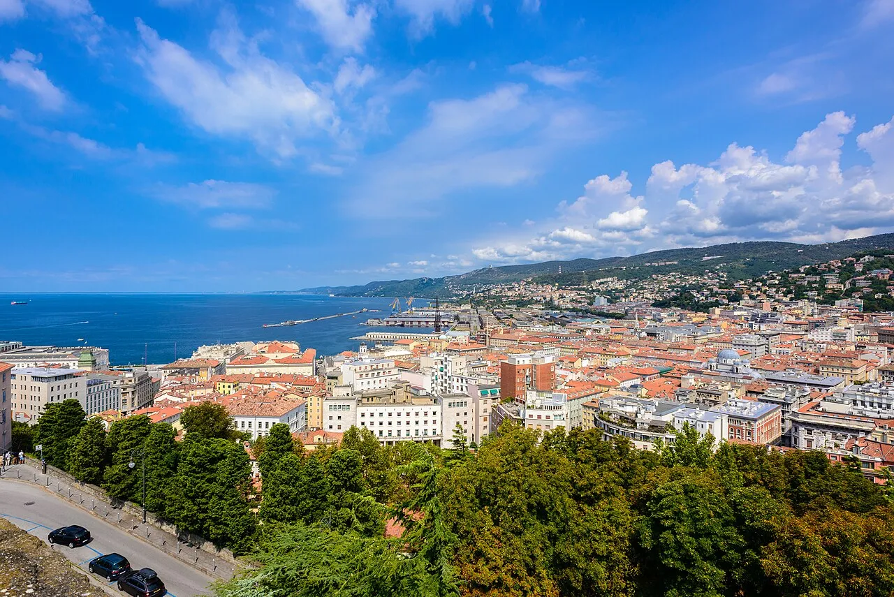 Trieste, kota dan pelabuhan utama di timur laut Italia yang kaya akan sejarah budaya dan perdagangan