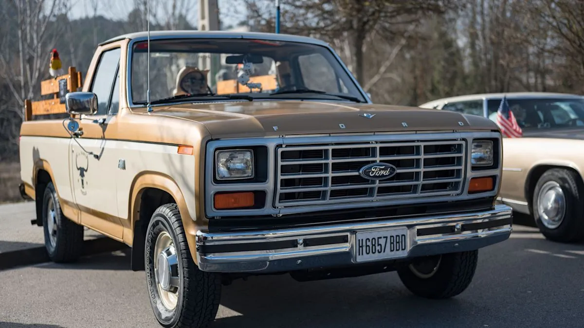 Truk klasik Ford F-150 Bullnose tahun 1980-an terparkir di area pameran otomotif