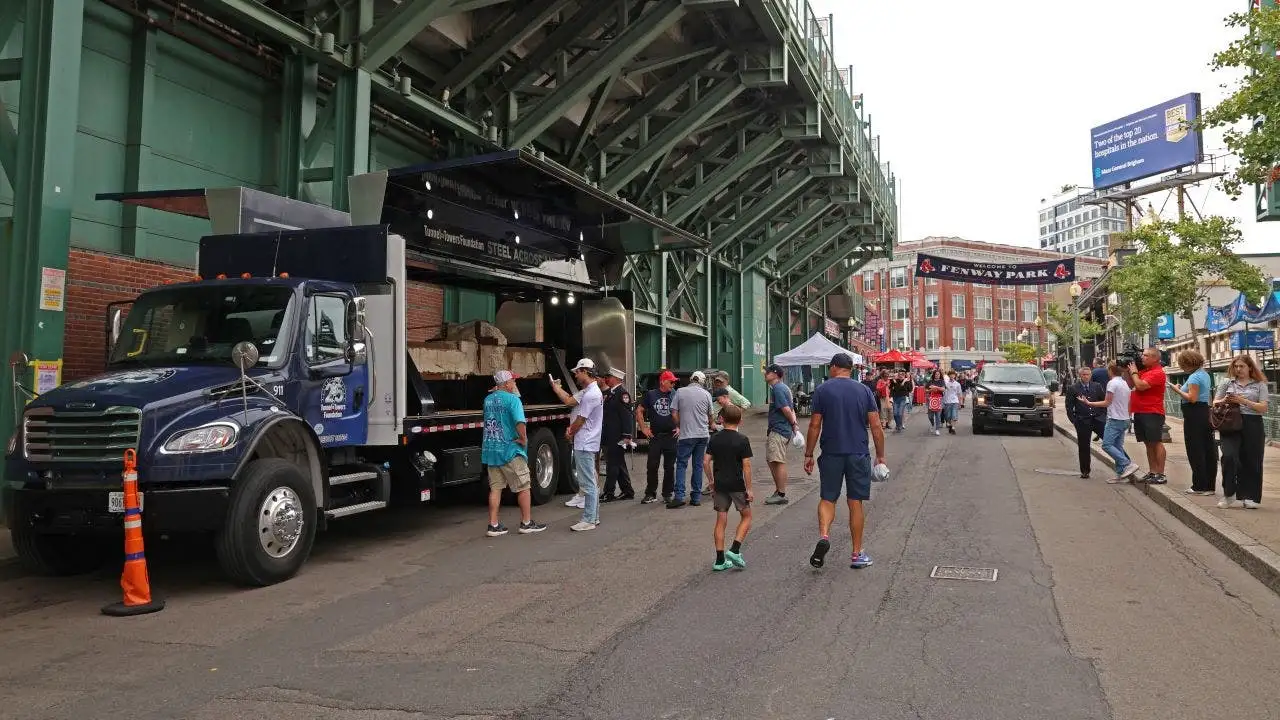 Tur baja World Trade Center tiba di Fenway Park jelang peringatan 25 tahun 9/11