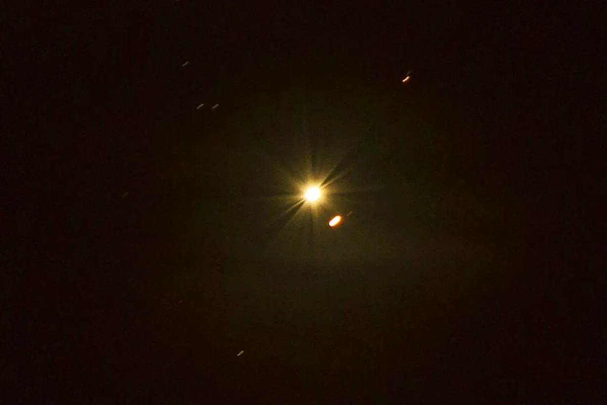 Venus dan bintang Spica tampak berdampingan di langit senja