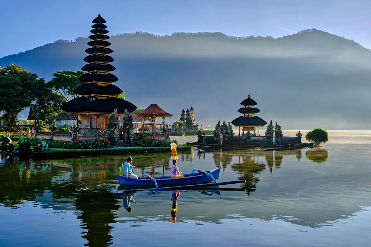 Suasana kawasan wisata di Bali dengan pengamanan ketat aparat penegak hukum