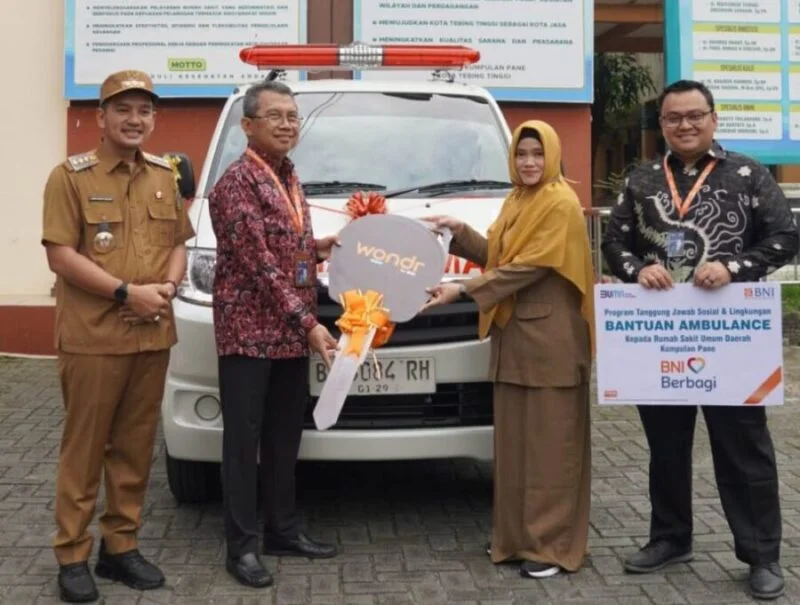 Wali Kota Tebing Tinggi H. Iman Irdian Saragih saat penyerahan ambulans CSR BNI di RSUD Kumpulan Pane
