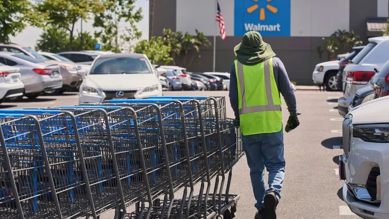 Walmart akan menurunkan harga produk setelah menerima refund tarif miliaran dolar untuk menarik minat belanja konsumen.