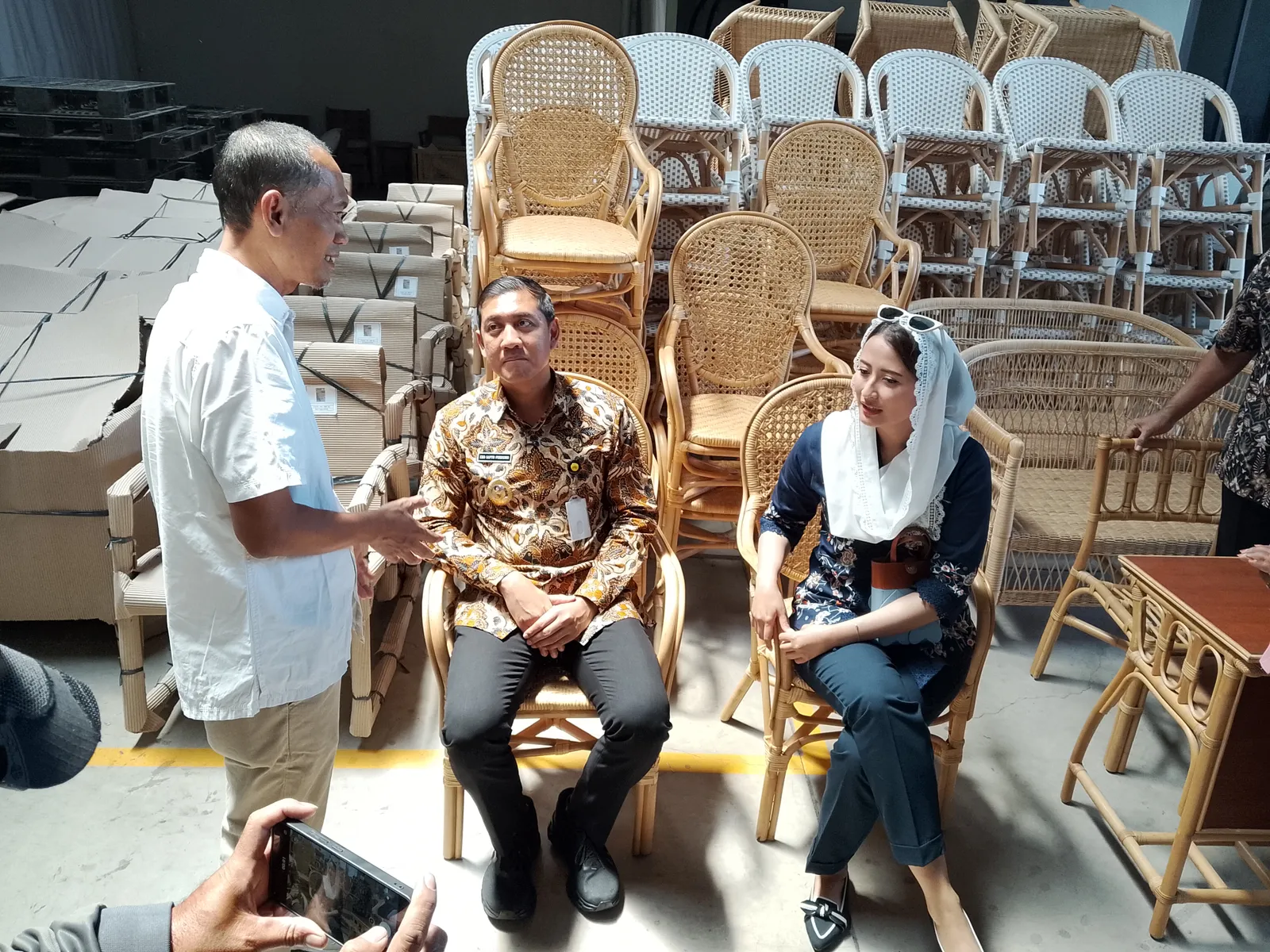 Wamendag Dyah Roro Esti meninjau pabrik furnitur rotan di Sukoharjo untuk dorong ekspor