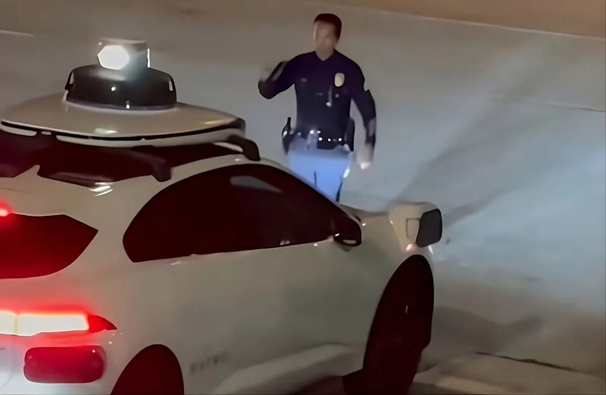 Waymo masuk ke area penangkapan LAPD di Los Angeles tunjukkan tantangan otonom