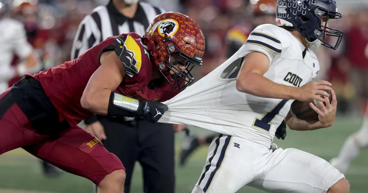 Aksi pemain Braves dan Star Valley dalam laga Wyoming high school football kelas 3A 2026