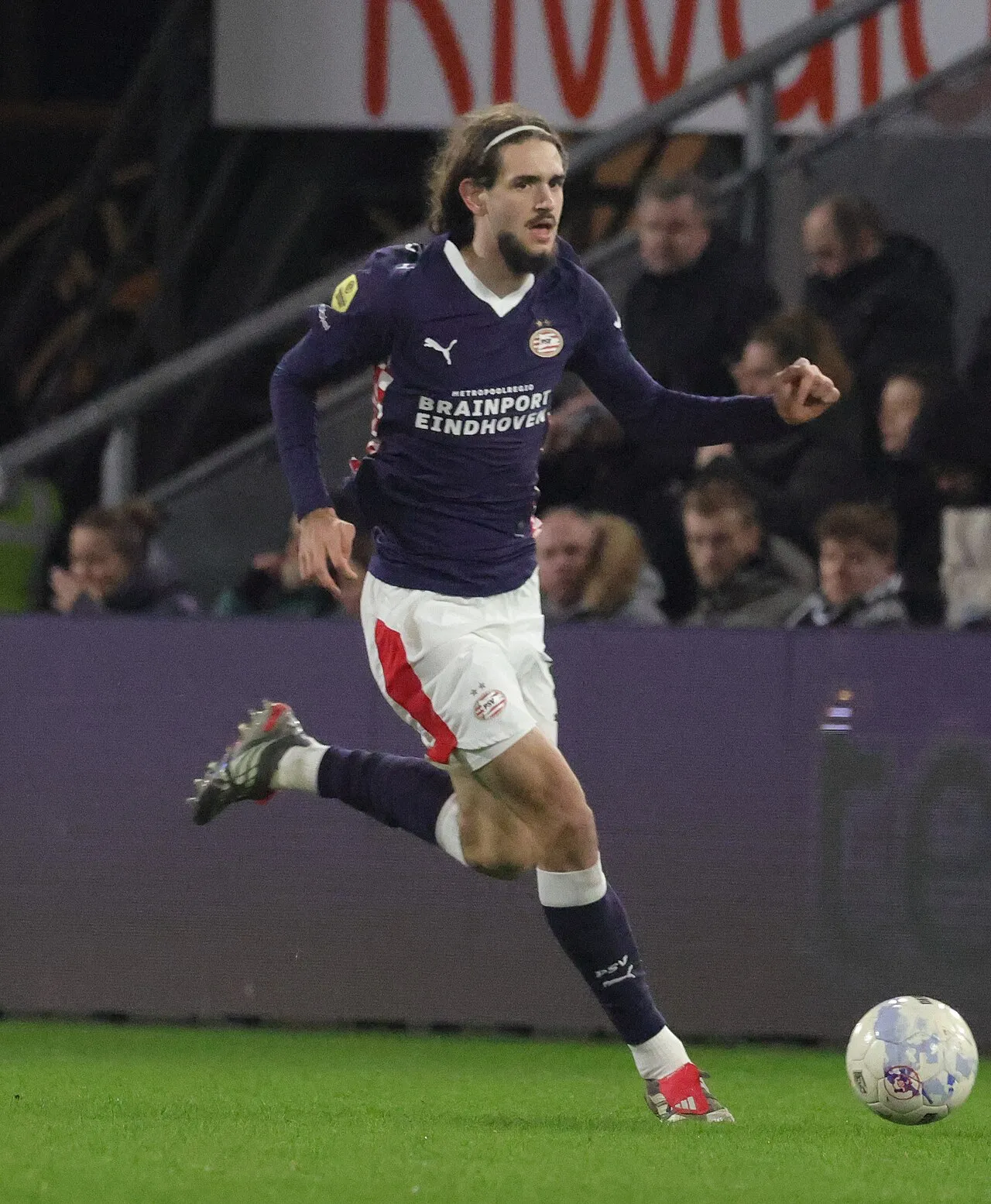 Yarek Gasiorowski berkembang pesat sebagai bek tengah andalan PSV Eindhoven dan tim nasional Spanyol