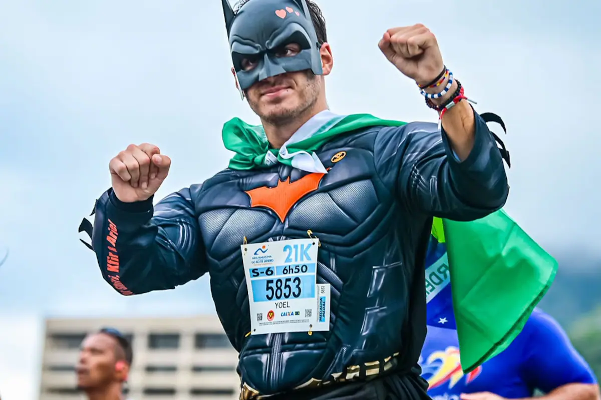 Yoel Levy mengenakan kostum Batman saat berpartisipasi dalam Media Maraton Buenos Aires untuk mengenang keluarga Bibas